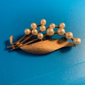 Beautiful Vintage Gold Tone and Pearl Brooch